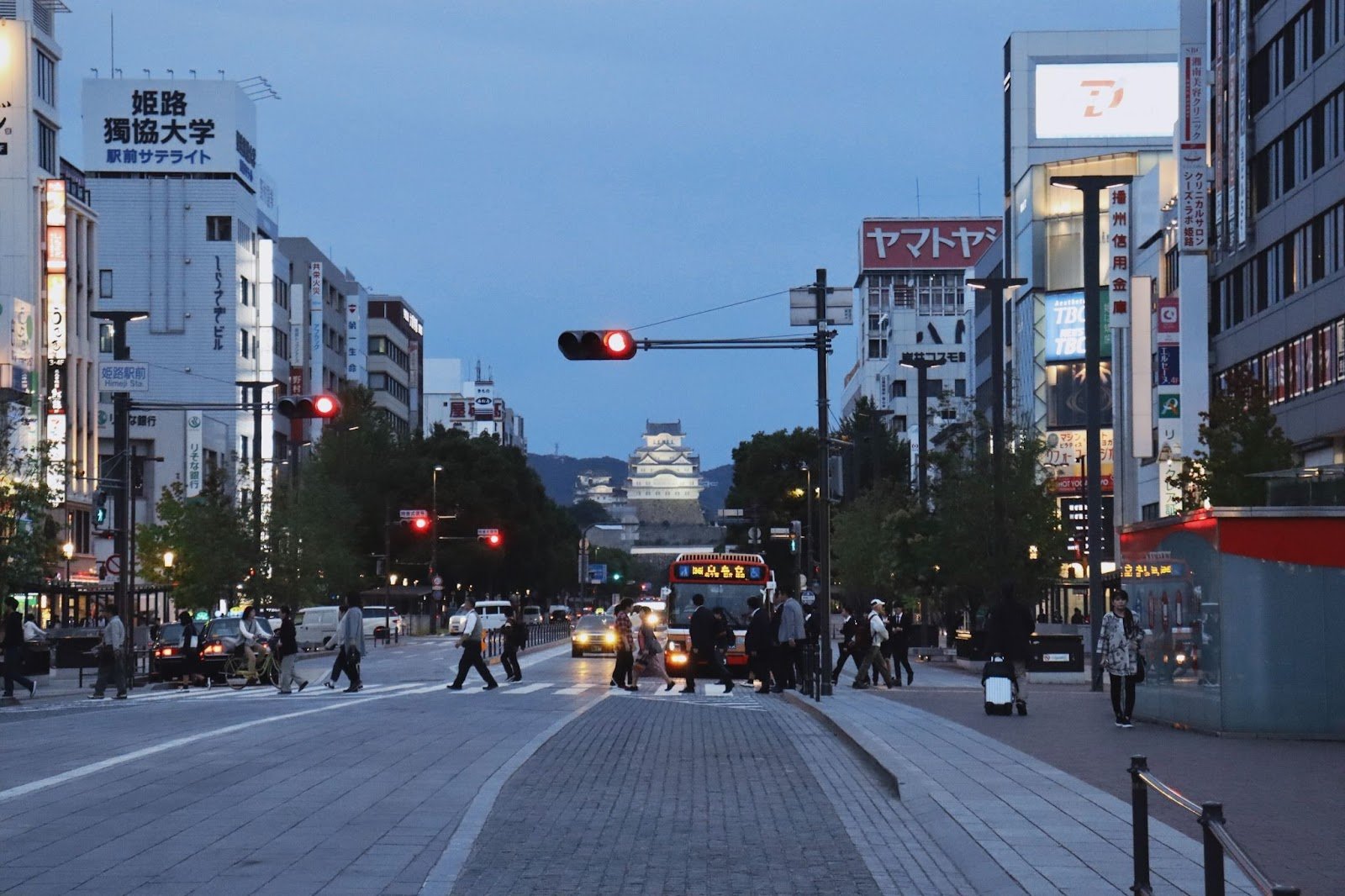 In Otemaedori, people walk straight towards Himeji Castle